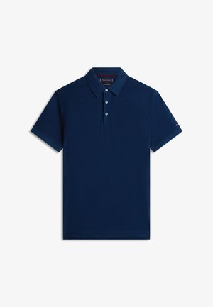 Polo de manga corta color azul marino con tres botones y cuello, con una textura horizontal sutil y un pequeño logo en la manga.