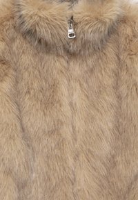 Barna, műszőrme mellény magas gallérral, rejtett cipzárral és lágy, texturált felülettel, amelyen látható varrási vonalak találhatók.