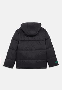 Μαύρο παρκά με κουκούλα και κάθετη ραφή, μακριά μανίκια και πράσινο κείμενο στον κάτω δεξί μανίκι.