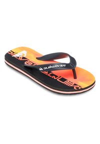 Sort og orange flip-flops med en struktureret fodseng, gummistropp, og Quiksilver branding. Har en kontrasterende hvid kant på sålen.