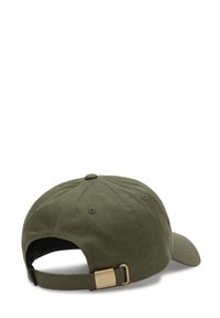 Gorra de algodón verde oscuro con correa trasera ajustable y herrajes de latón. Presenta una corona redondeada y un visor precurvado.