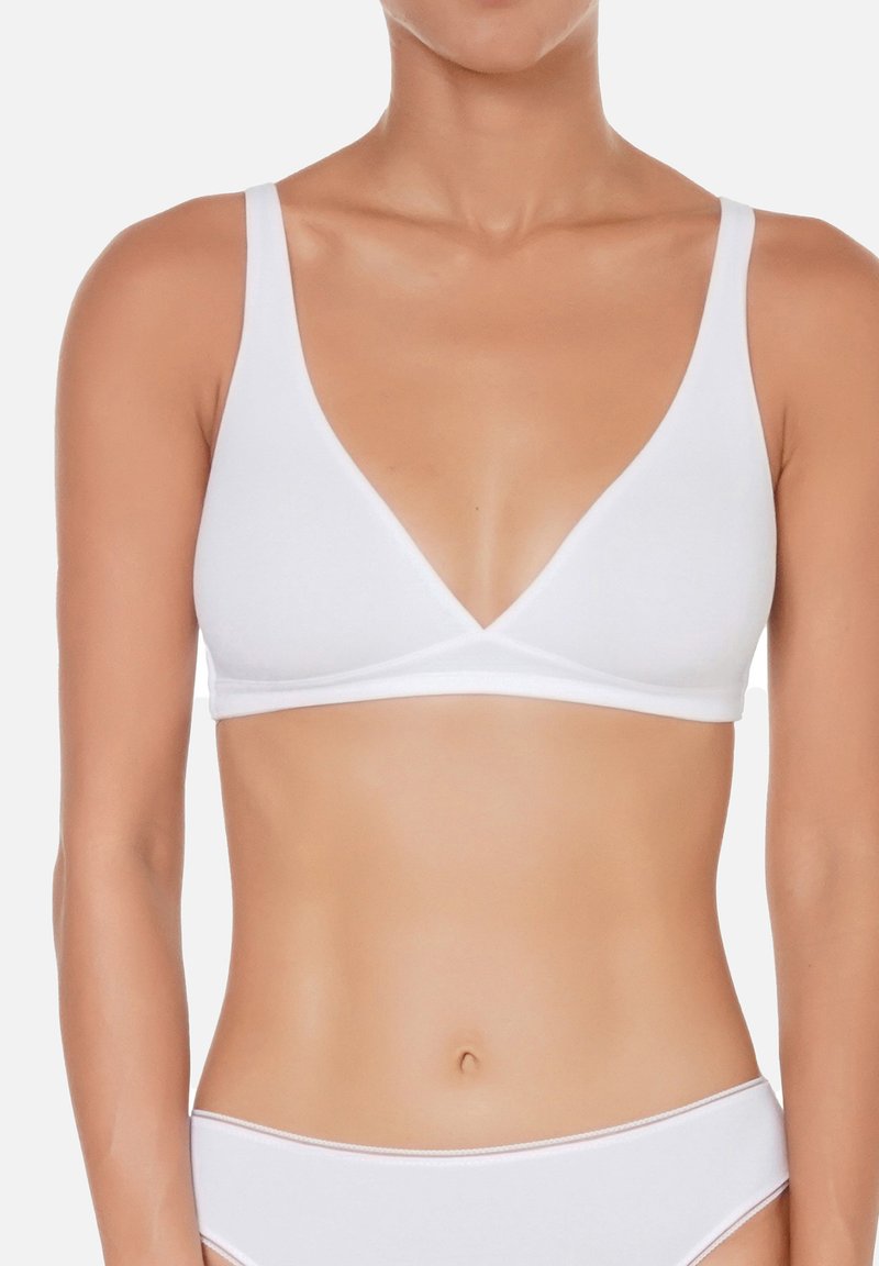 Bralette en coton blanc avec un design en V, des bretelles fines et une construction sans coutures avec une texture douce.