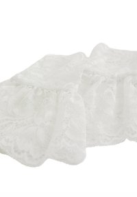 Tissu en dentelle blanche à motif floral, avec des bords froncés et une texture transparente, légèrement froissé dans un arrangement détendu.