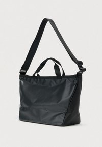 Μαύρη τσάντα ώμου από λείο, γυαλιστερό υλικό με ορθογώνιο σχήμα, διαθέτει μακριά ράβδο και κοντά χερούλια.