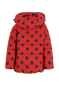 Giacca imbottita rossa con cappuccio, caratterizzata da grandi pois neri, dettagli cuciti e orlo inferiore arricciato.