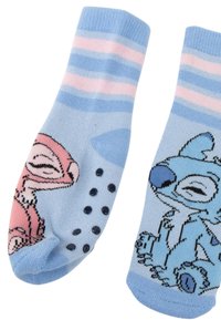 Calzini di cotone azzurro chiaro con strisce rosa, caratterizzati da personaggi dei cartoni animati in rosa e blu. Il fondo ha puntini neri per la presa.