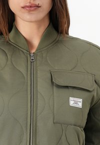 Guess Jeans QUILTED PUFFER JACKET - Bomber-jakk - olive light green