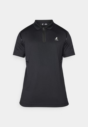 Svart polo skjorte laget av fukttransporterende stoff, med glidelås krage, korte ermer og en subtil logo på brystet.
