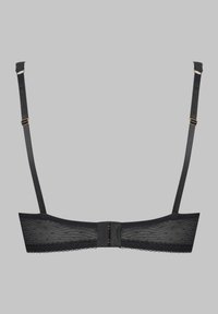 Soutien-gorge en dentelle noire avec une texture lisse, des bretelles réglables et des détails en métal doré. Présente des bords festonnés et une fermeture à crochet.