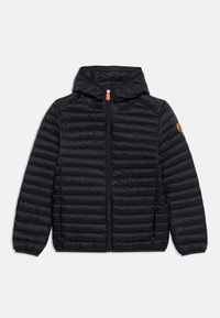 Μαύρο καπιτονέ μπουφάν με κουκούλα, εμπρόσθιο φερμουάρ, πλαϊνές τσέπες, ελαστικά μανίκια και μικρό πορτοκαλί λογότυπο στη αριστερή μανσέτα.