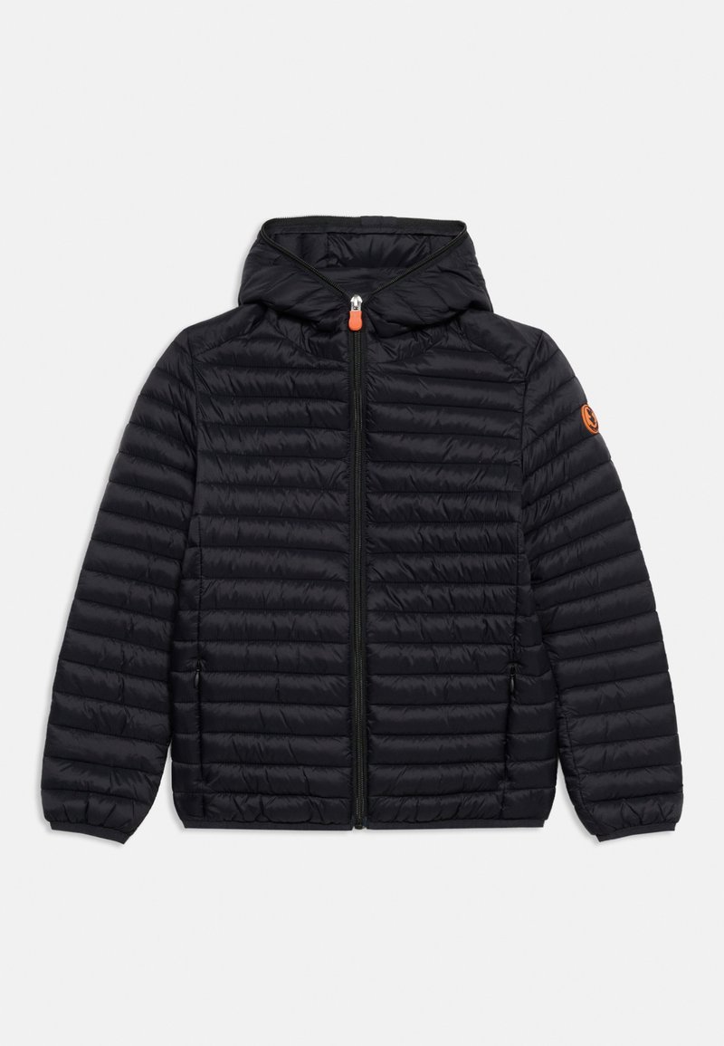 Μαύρο καπιτονέ μπουφάν με κουκούλα, εμπρόσθιο φερμουάρ, πλαϊνές τσέπες, ελαστικά μανίκια και μικρό πορτοκαλί λογότυπο στη αριστερή μανσέτα.