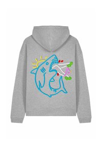 Grijze hoodie met een groot, kleurrijk geborduurd haai-ontwerp met blauwe randen, een gele zon en andere levendige details op de achterkant.