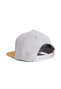 Casquette en tissu gris avec une visière beige, arborant un motif texturé et un logo brodé à l'arrière. Fermeture à pression en plastique blanc ajustable.