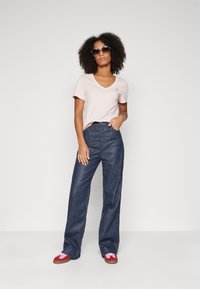 GANT SHIELD V-NECK  - Paprasti marškinėliai - faded pink