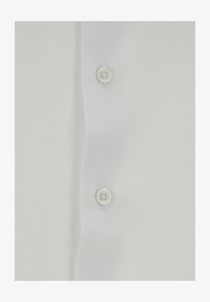 Camisa de algodón blanca con una textura suave, que presenta una fila de dos botones blancos y líneas limpias y simples. Sin patrones ni gráficos.