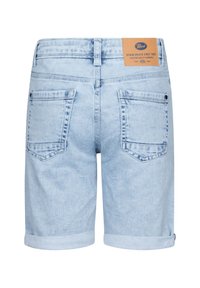 Světle modré denimové šortky s ohrnutými lemy, klasickými zadními kapsami a hnědou koženou etiketou na pase. Měkká, opotřebovaná textura.