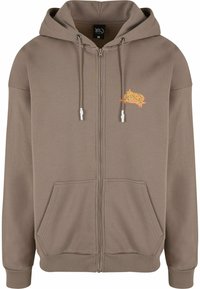 Sudadera con cremallera marrón, hecha de una tela suave, que cuenta con un bolsillo canguro, cordones ajustables y un diseño bordado en el pecho.