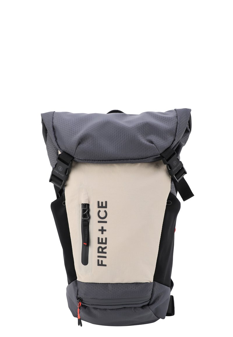 Un sac à dos avec un rabat supérieur gris, un panneau avant beige portant le texte "FIRE + ICE", et des accents noirs. Il dispose de bretelles ajustables et de fermetures éclair.