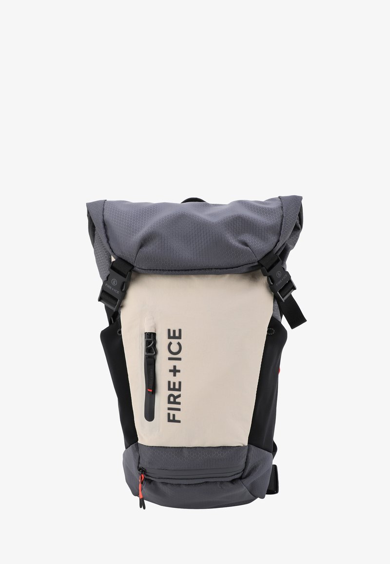 Batoh s šedým vrchným klopom, predným panelom v béžovej farbe s textom "FIRE + ICE" a čiernymi akcentmi. Má nastaviteľné popruhy a zipsy.