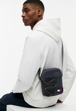Tommy Jeans, TOMMY JEANS OUTDOOR MESH POCKET CROSSBODY REPORTER BAG - Sacoche d'appareil photo - black
