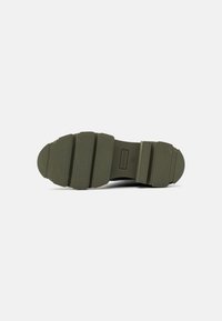 Pavement BEATRICE - Botas de plataforma - black/green