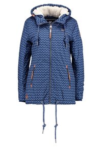 Marine-mønstret jakke med hætte, featuring hvid zigzag-design, falsk pelsfor, lynlås-lukning og justerbare snore i taljen.