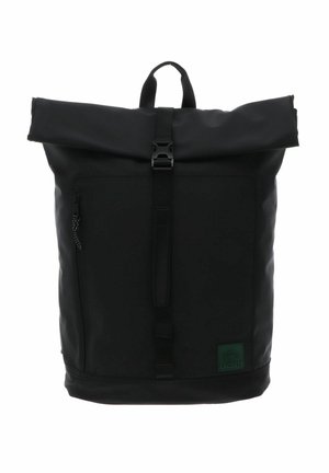 Sac à dos noir à fermeture enroulable avec sangle avant à boucle, poche latérale zippée, poignée de transport sur le dessus et écusson avec le logo Lacoste en bas à droite.