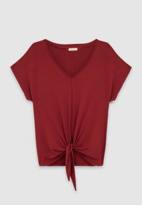 Top rosso a maniche corte con scollo a V e design anteriore annodato. Realizzato in materiale morbido, presenta una vestibilità rilassata e una texture liscia.