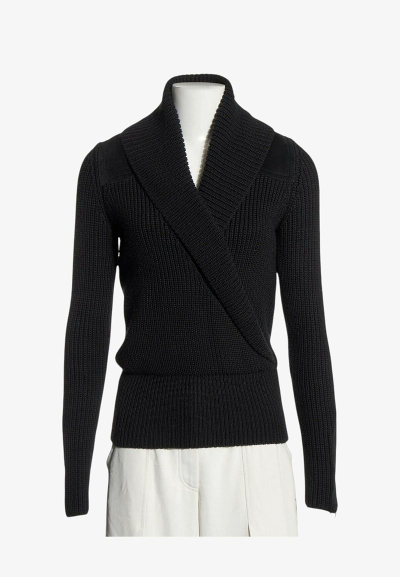Pull noir en maille à manches longues avec large col châle et poignets côtelés, présenté sur un mannequin avec un pantalon blanc.