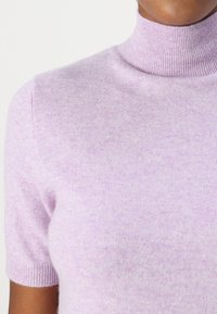 pure cashmere HIGH NECK SHORT SLEEVE - Βασικό μπλουζάκι - lavender