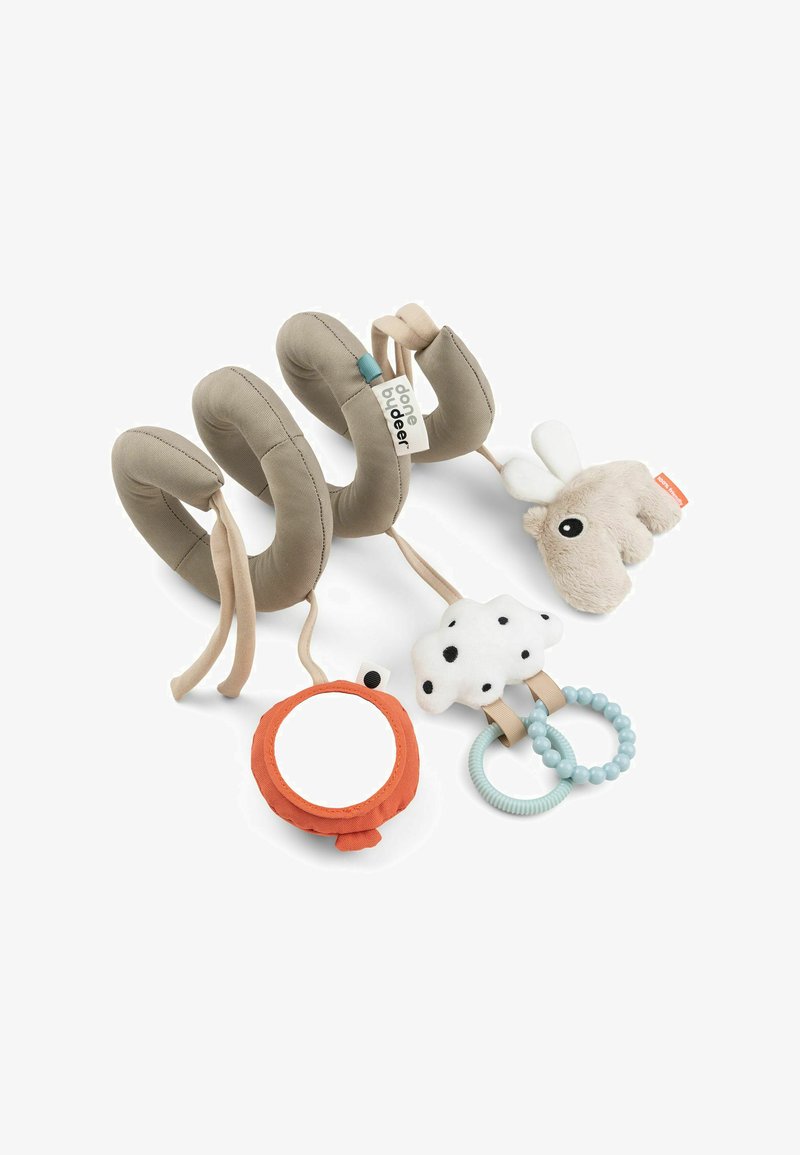 Spiraalvormig beige stoffen speelgoed met pluche dieren en wolkjes, een spiegel en kleurrijke ringen. Bevat verschillende texturen en patronen.