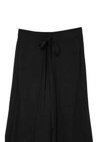 Schwarze Hose mit gebundenem Taillenbund, aus weichem Stoff mit glatter Textur und Falten-Design, die eine lockere Passform betont.