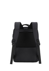 Zwarte rugzak met gewatteerde schouderbanden en een mesh rugpaneel. Voorzien van een ritsvak en duurzaam materiaal met een strak ontwerp.