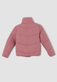 Veste matelassée couleur rose poussiéreuse avec manches longues et col haut, vue de dos sur un fond gris clair uni.