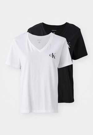 Zwei V-Ausschnitt T-Shirts: eines weiß, das andere schwarz. Beide sind aus Baumwolle, mit kurzen Ärmeln und einem kleinen Logo auf der linken Brust. Einfaches Design.