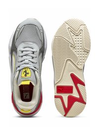 Szürke és fehér sportcipők, melyek hálós és velúrbőr textúrákkal rendelkeznek, sárga és piros díszítésekkel. Gumi talpak, melyek texturált tapadási mintázattal készültek.
