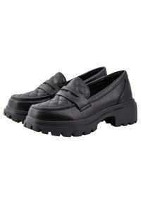 Zwarte loafers van soepel leer met een quilted textuur, voorzien van een brede band over de voorkant en een chunky, gegroefd rubberen zool.
