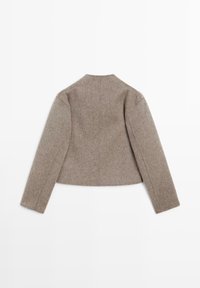 Brązowa, teksturowana wełniana kurtka o skróconym kroju, z wysokim kołnierzem i długimi rękawami. Prosty, minimalistyczny styl bez widocznych elementów metalowych czy akcentów.