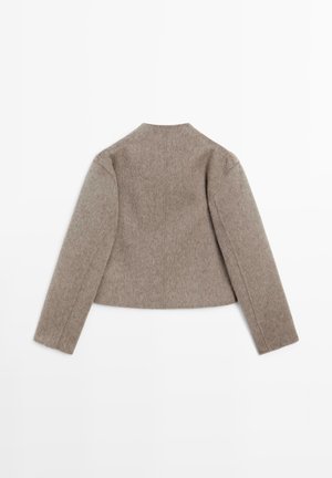 Braune, strukturierte Wolljacke mit einem verkürzten Design, hohem Kragen und langen Ärmeln. Einfacher, minimalistischer Stil ohne sichtbare Hardware oder Akzente.