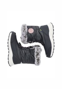 Sorte isolerede støvler med faux fur-kant, quiltet design, snørebåndslukning og en hvid gummisål. Har et dekorativt emblem på siden.