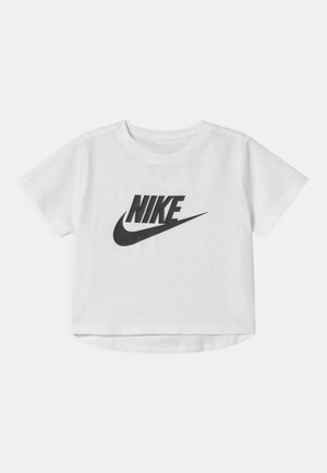 Biała koszulka Nike z krótkim rękawem z czarnym, pogrubionym napisem "NIKE" i logo typu swoosh na środku z przodu na jasnoszarym tle.