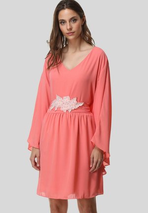 Outfitters Nation, VESTIDO FLUIDO CON CINTURÓN DE ABALORIOS Y PEDRERÍA - Vestido informal - coral