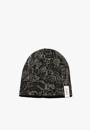 Cappellino nero con stampa di un francobollo beige, con una piccola etichetta bianca sul lato, tessuto morbido a maglia e design aderente.