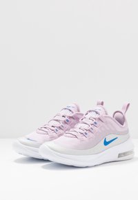 Ljuslila sportskor med ovandel i mesh, vit mellansula och blå detaljer. De har snören och en dragflik vid hälen.