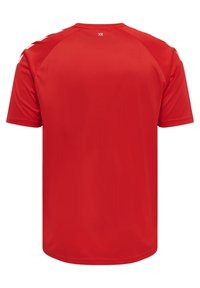 Camisa deportiva roja de manga corta hecha de un tejido suave y ligero. Presenta un cuello redondo y acentos triangulares blancos en los hombros.