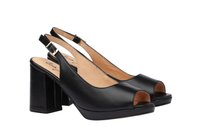 Tacones de piel negra tipo slingback con punta abierta, tacones de bloque y correas ajustables con hebilla. Textura suave y diseño minimalista.