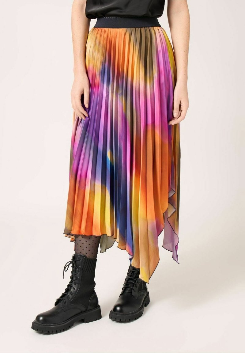 Plisserad midi kjol med en glidande färgskala av orange, rosa och lila nyanser, med en flytande textur och ett svart elastiskt midjeband.