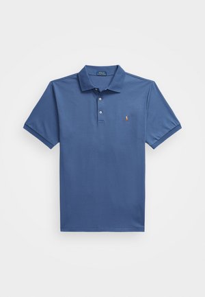 Camisa polo em algodão azul-marinho, com um colarinho clássico, três botões e um pequeno logótipo bordado no peito. Mangas curtas.