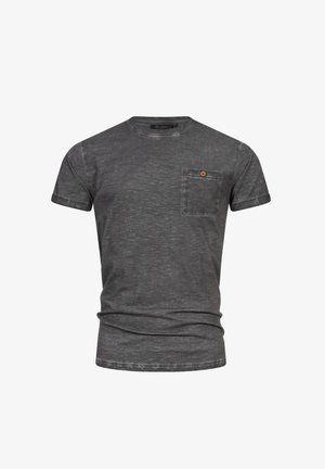 Houtskoolgrijze T-shirt met korte mouwen, ronde hals, een klein borstzakje en een enkele houten knop op het zakje.