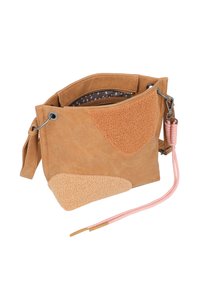 Bolso de ante marrón con acentos de ante texturizado en tono beige, superficie suave y un cordón rosa. El interior cuenta con forro de lunares y bolsillos con cremallera.